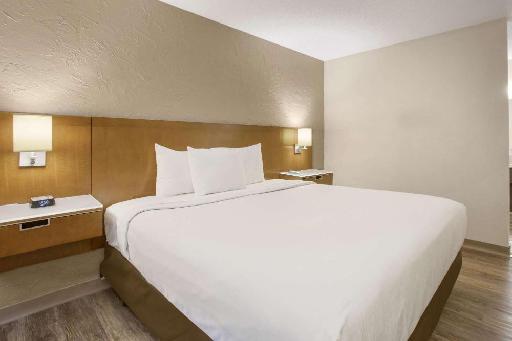 Standard King Room - Non-Smoking interior